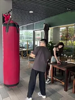 她在耍我