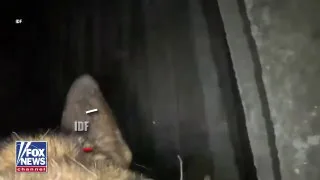 一只以色列国防军（IDF）的军犬背上绑着摄像机，穿过加沙地下的黑暗恐怖分子隧道，拍下了这片隐藏在地表之下迷宫般通道的罕见画面。