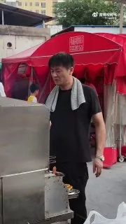 一位酷似张雪峰的烧烤摊主在网上走红！
