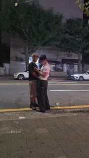 我在成都的街头走一走.. 就遇到这一幕   ⠀