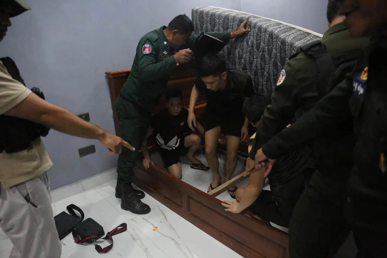 🇰🇭躲床板底下还是被抓！警方在木牌抓获8名嫌犯并封禁场所！ 图片 2