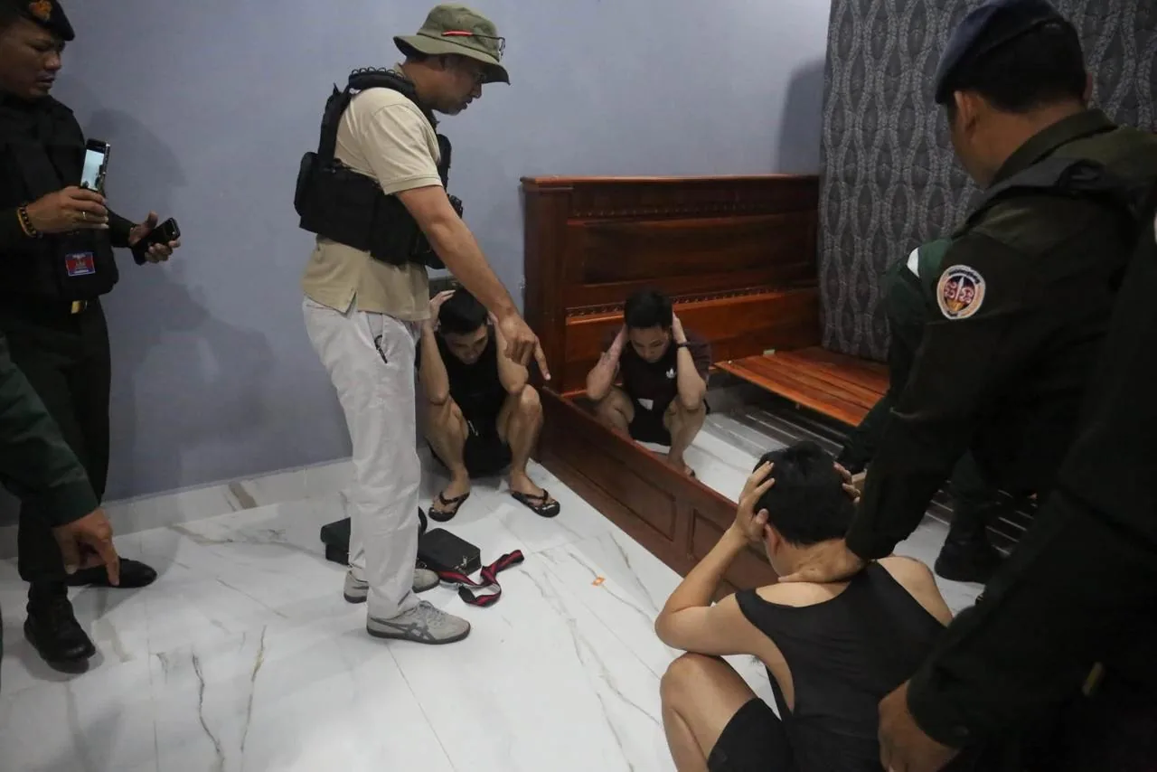 🇰🇭躲床板底下还是被抓！警方在木牌抓获8名嫌犯并封禁场所！ 图片 3