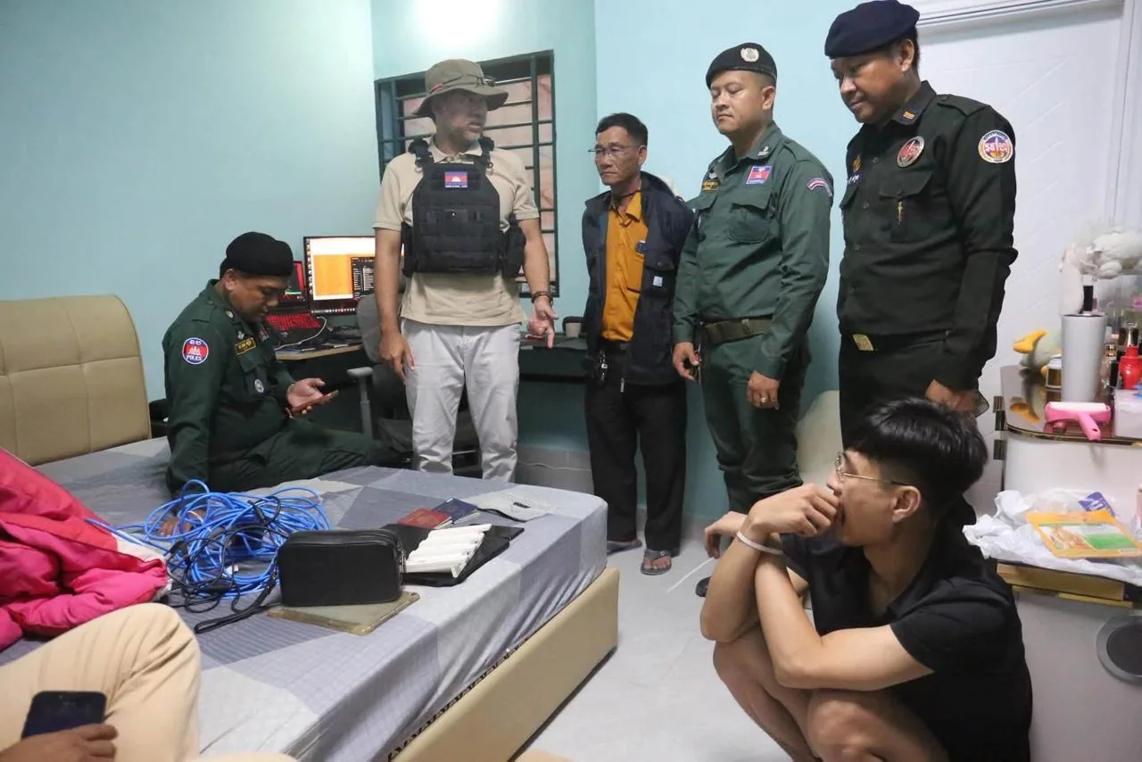 🇰🇭躲床板底下还是被抓！警方在木牌抓获8名嫌犯并封禁场所！ 图片 4