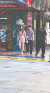 同行怼脸街拍，这下尴尬了... 没挨打算好的了吧