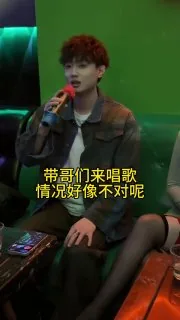 好好的小伙子，被吓的左躲右闪的😂