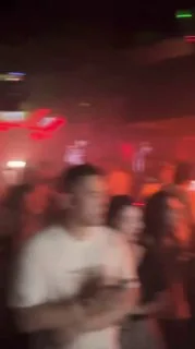 上海的一个酒吧，搞上课偷吃大赛的赛场，满足客人中学读书时不敢做的愿望。